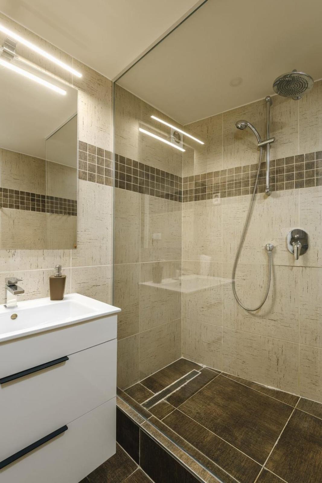 Cozy & Comfortable Apt Walking Anywhere You Want Sen Praga Exterior foto